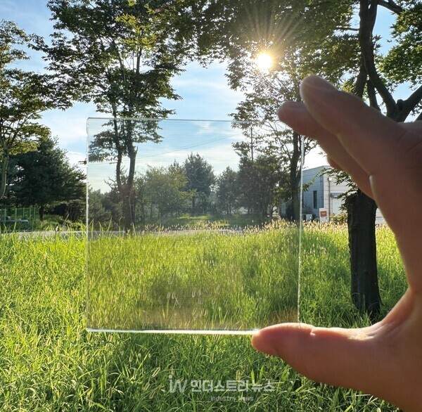 지난 9월 KS인증을 획득한 투광형 박막 태양전지. 일반적인 유리와 거의 차이가 없는 모습이다. [사진=메카로에너지]<br>" height="586" loading="lazy