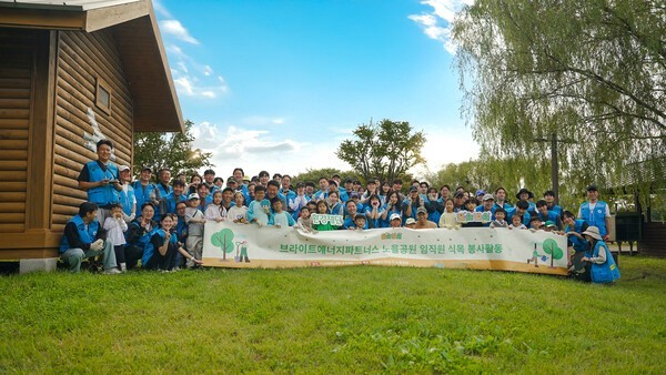 브라이트에너지파트너스 임직원과 가족 100여명이 지난 17일 서울 마포구 노을공원에서 ‘꿀숲벌숲 캠페인’을 열고 기념촬영을 하고 있다. [사진=브라이트에너지파트너스]" height="338" loading="lazy