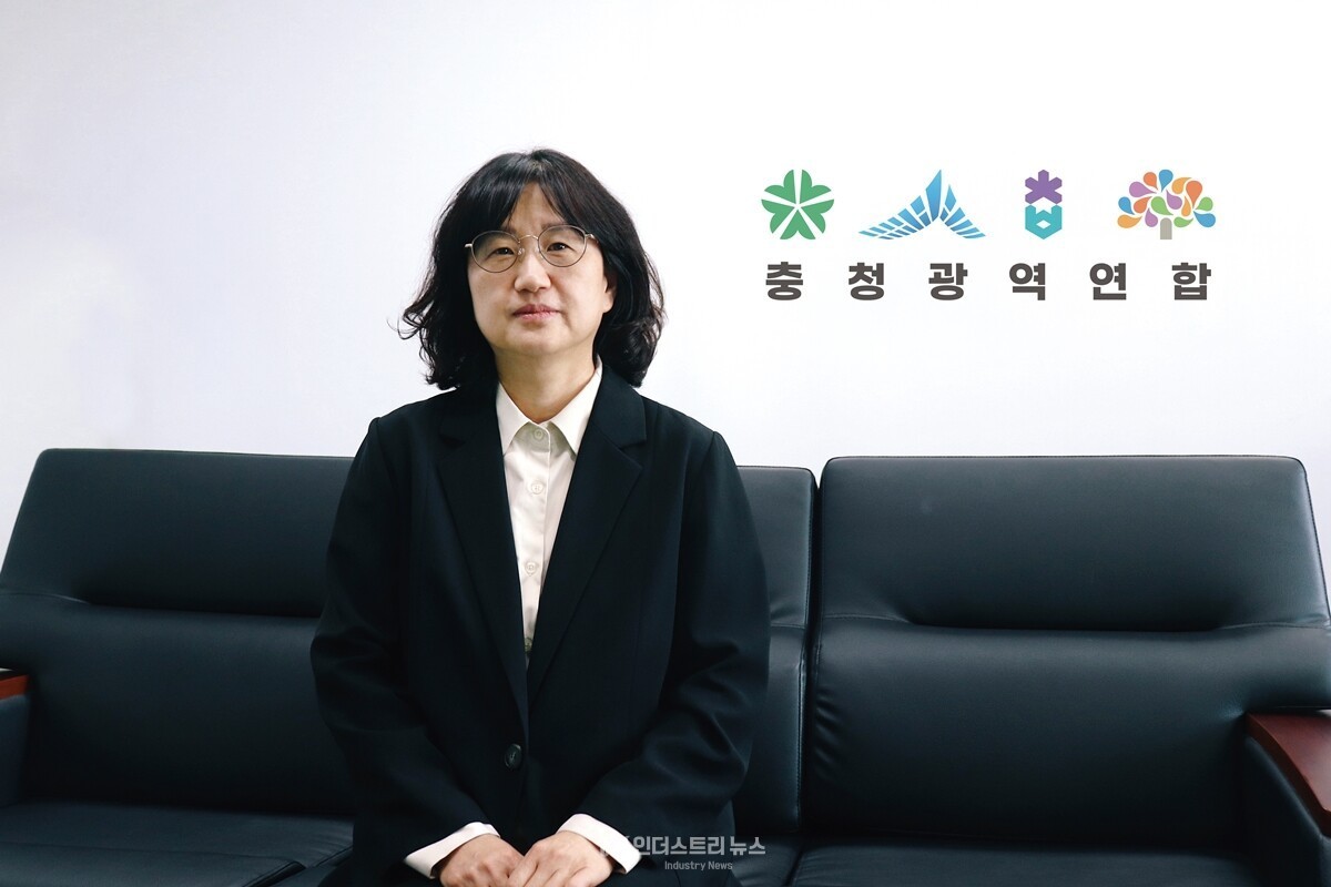 충청광역연합 이수현 사무처장은 "충청권은 행정과 산업, 연구와 기술이 유기적으로 연결된 대한민국의 심장"이라며, "이차전지를 비롯한 첨단산업의 초광역 협력을 통해 K-배터리 중심지로 도약하겠다"고 전했다. [사진=인더스트리뉴스]<br>" height="800" loading="lazy