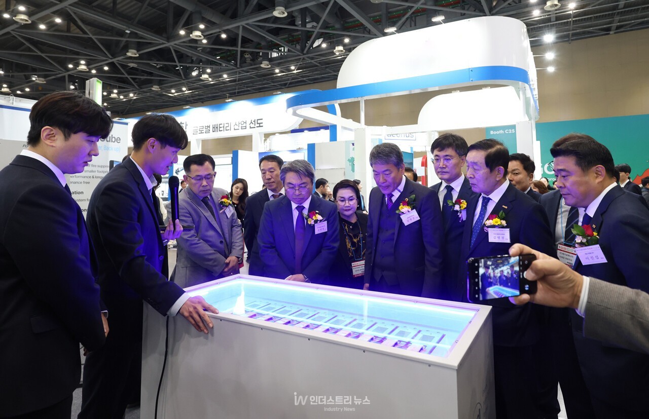 인셀은 11월 5일부터 7일까지 개최되는 '솔라아시아 및 배터리아시아 쇼 2025'에 참가해 액침냉각 방식 ESS를 선보여 높은 관심을 이끌어냈다. [사진=인더스트리뉴스] 