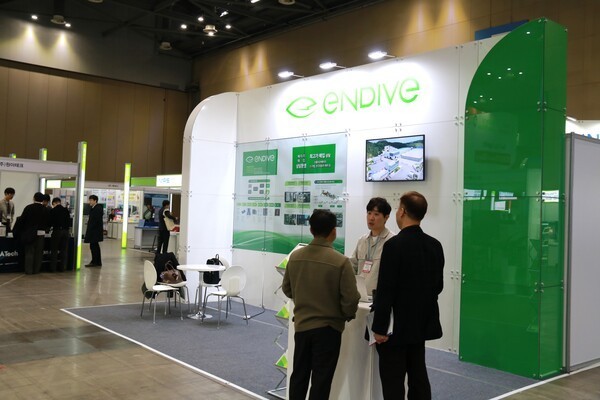 엔다이브(Endive)가 지난 5일부터 7일까지 일산 킨텍스에서 열린 2025 배터리 아시아 쇼(Battery Asia Show 2025)에 참가해, 사용후배터리의 재사용·재활용 통합 프로세스를 선보였다. [사진=인더스트리뉴스]<br>" height="400" loading="lazy