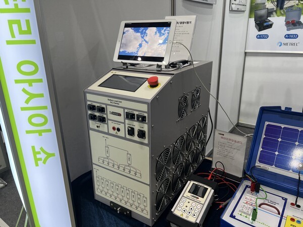 우리종합계측기가 이번 전시에서 선보인 고정밀 배터리 부하/용량 시험기 [사진=인더스트리뉴스]