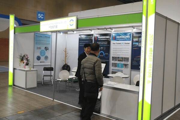한성기공이 5일부터 7일까지 일산 킨텍스에서 열린 2025 배터리 아시아 쇼(Battery Asia Show 2025)에 참가해, 배터리 및 화학 공정용 리액터(반응기)와 스토리지탱크(저장조) 등 자사의 핵심 핵심 기술력을 소개했다. [사진=인더스트리뉴스]<br>" height="400" loading="lazy