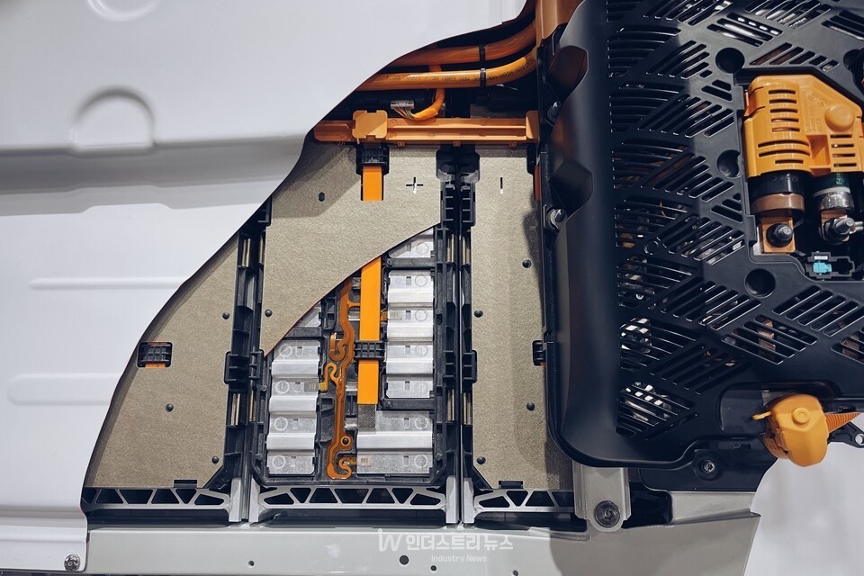 2025년 1~9월 기준 중국을 제외한 글로벌 전기차용 배터리 총 사용량은 338.9GWh, 전년 대비 29.7% 증가했다.  [자료=SNE리서치, 인더스트리뉴스 재가공]<br>" height="640" loading="lazy