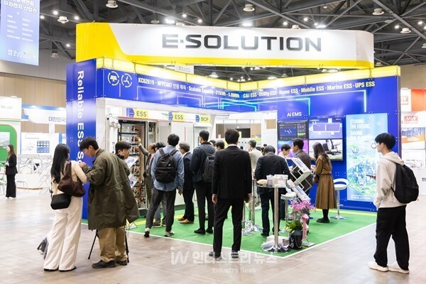 '배터리아시아쇼 2025'에 마련된 이솔루션 현장 부스 [사진=인더스트리뉴스]<br>" height="400" loading="lazy