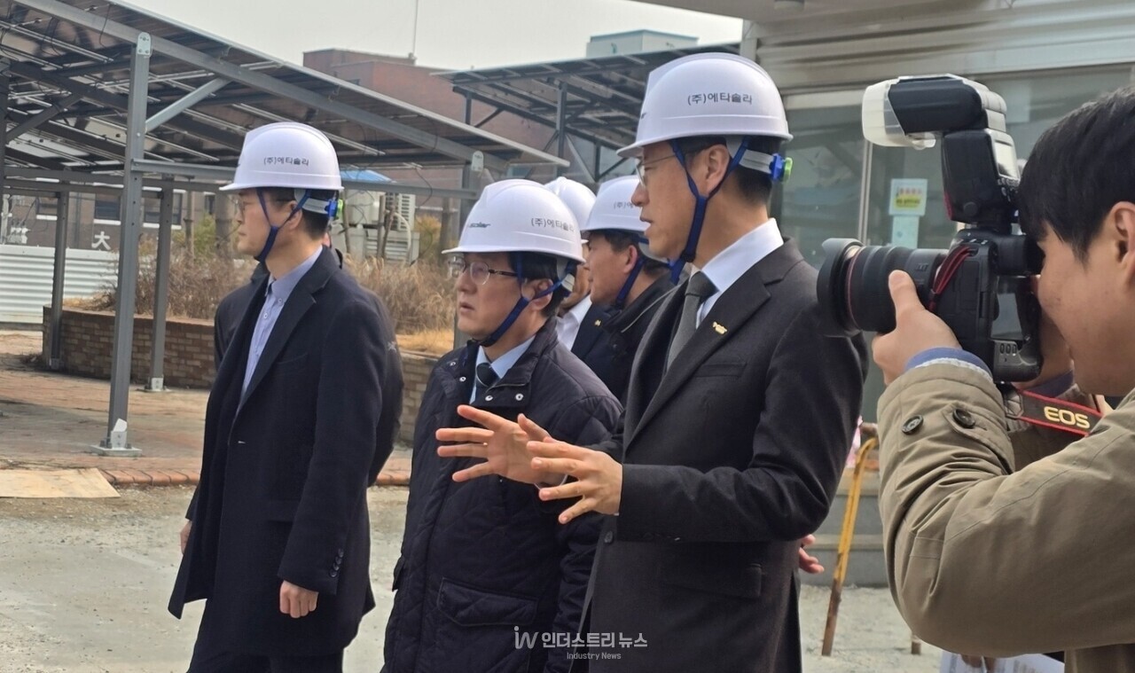 기후에너지환경부 김성환 장관이 지난 11일 경기도 시흥시 정왕동 소재 철강유통 산업단지 ‘스틸랜드’를 방문해 산업단지 지붕에 조성 중인 12MW급 태양광발전소 준공 현장을 둘러봤다. [사진=에타솔라]<br>" height="759" loading="lazy