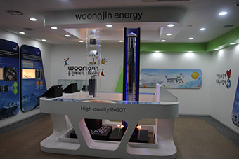  웅진에너지 대전 본사 홍보관에 전시된 잉곳